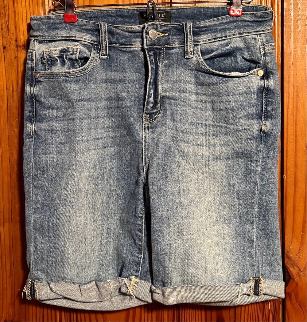 Judy Blue Women’s High Rise Denim/Jean Bermuda Shorts 8” size Large